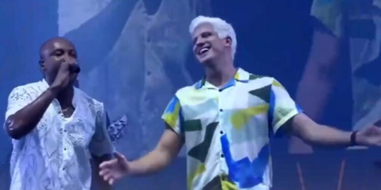 João Campos subiu ao palco durante o show de Thiaguinho no Marco Zero