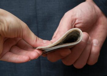 Ex-deputado e familiares embolsam milhões em contratos com TCB.