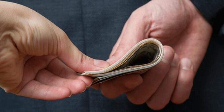 Ex-deputado e familiares embolsam milhões em contratos com TCB.