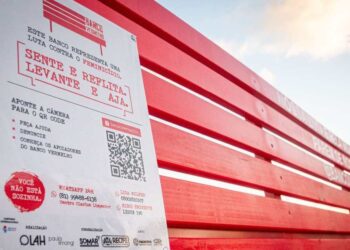 Bancos Vermelhos na Praia de Boa Viagem: Homenagem às vítimas de feminicídios em Pernambuco.