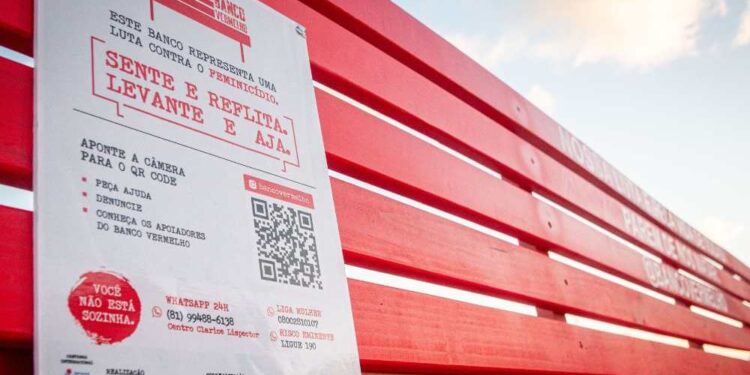 Bancos Vermelhos na Praia de Boa Viagem: Homenagem às vítimas de feminicídios em Pernambuco.