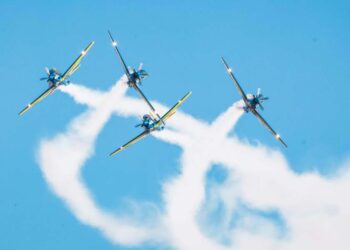 Aviões da esquadrilha da fumaça durante manobra