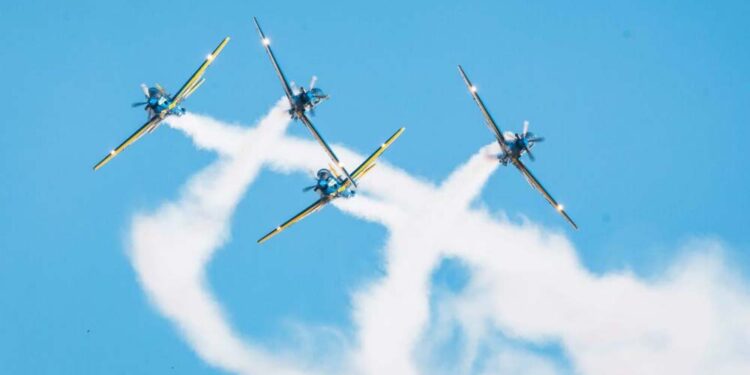Aviões da esquadrilha da fumaça durante manobra