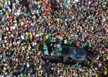 Jair Bolsonar desfila em caminhonete durante feira agrícola, no RS