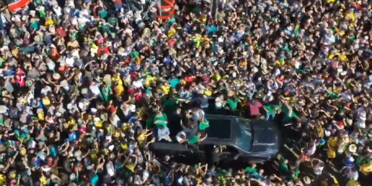 Jair Bolsonar desfila em caminhonete durante feira agrícola, no RS