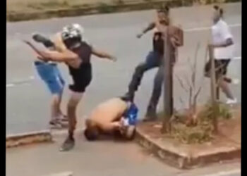 Uma pessoa morreu com pauladas na cabeça e duas foram baleadas na perna