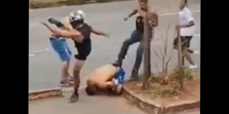 Uma pessoa morreu com pauladas na cabeça e duas foram baleadas na perna