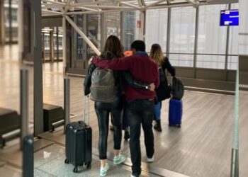 Funcionário do Consulado do Brasil em Frankfurt ao lado de Kátyna Baía.