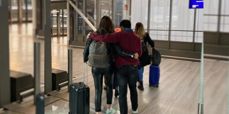 Funcionário do Consulado do Brasil em Frankfurt ao lado de Kátyna Baía.