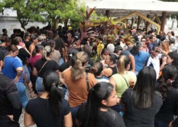 Adolescente de 13 anos morre vítima de balas perdidas.