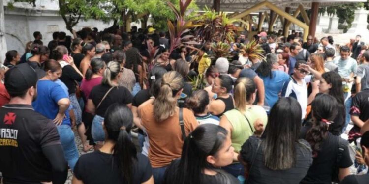 Adolescente de 13 anos morre vítima de balas perdidas.