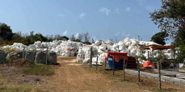 Moradores da Vila da Basinha, em Noronha, denunciaram obstrução de lotes