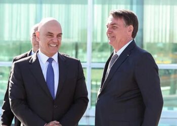 Governo Bolsonaro é investigado por tentativa de ligar Alexandre de Moraes e Gilmar Mendes à facção criminosa.