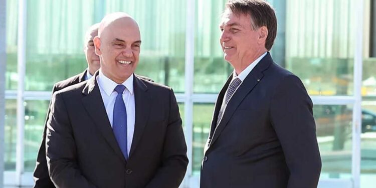 Governo Bolsonaro é investigado por tentativa de ligar Alexandre de Moraes e Gilmar Mendes à facção criminosa.