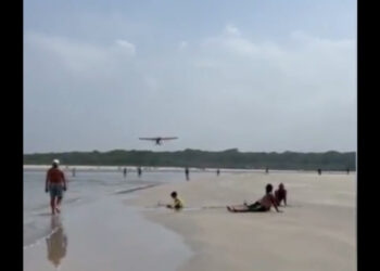 Aeronave quase atinge banhistas ao fazer pouso no meio da praia no litoral de SP