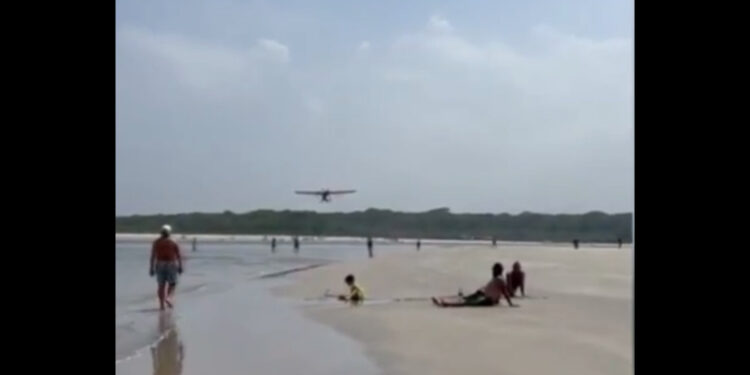 Aeronave quase atinge banhistas ao fazer pouso no meio da praia no litoral de SP