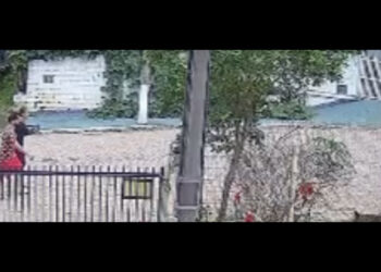 O momento em que os suspeitos tentam dar um sumiço no cadáver da criança