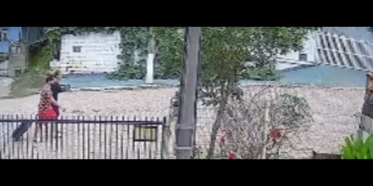 O momento em que os suspeitos tentam dar um sumiço no cadáver da criança