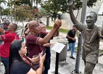 Estátua de Miró da Muribeca é inaugurada na Avenida Rio Branco em Recife.