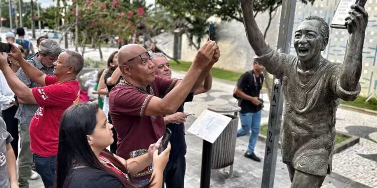 Estátua de Miró da Muribeca é inaugurada na Avenida Rio Branco em Recife.