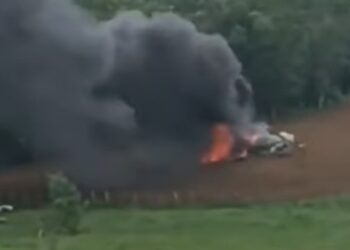 A queda da aeronave, de modelo Seneca PT-REY, ocorreu próximo de uma fábrica de velas, em Sereia