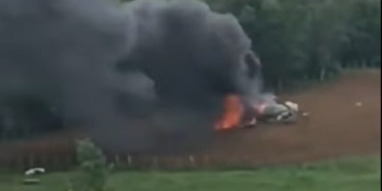 A queda da aeronave, de modelo Seneca PT-REY, ocorreu próximo de uma fábrica de velas, em Sereia