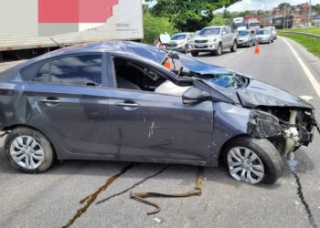 pós perseguição da PRF, o motorista perdeu o controle do carro, que capotou