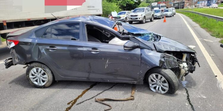 pós perseguição da PRF, o motorista perdeu o controle do carro, que capotou