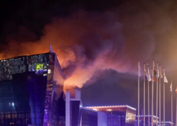 Após os tiros, os homens detonaram explosivos que causaram um incêndio que ainda não fora controlado