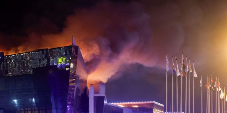 Após os tiros, os homens detonaram explosivos que causaram um incêndio que ainda não fora controlado