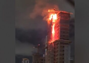 Embora o fogo tenha tomado grandes proporções e a área tenha sido desocupada o prédio não corre mais risco de desabamento