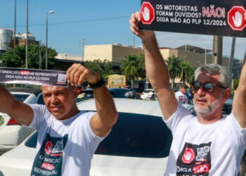 Motoristas de transporte por aplicativo protestam no Grande Recife contra pontos da regulamentação da categoria.