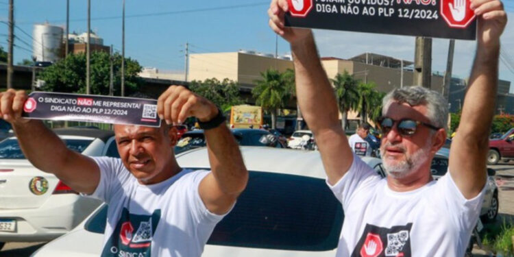 Motoristas de transporte por aplicativo protestam no Grande Recife contra pontos da regulamentação da categoria.