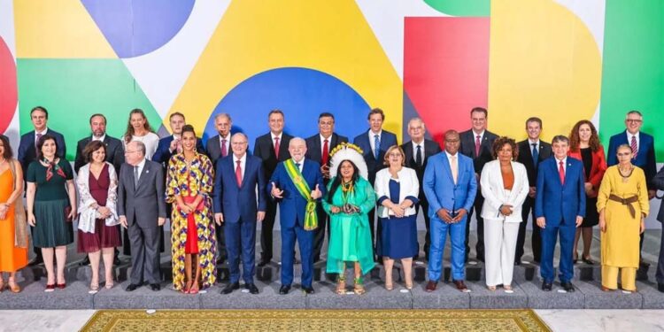 Lula e ministros no Palácio do Planalto