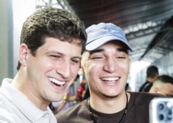 O prefeito João Campos (PSB) e o cantor João Gomes