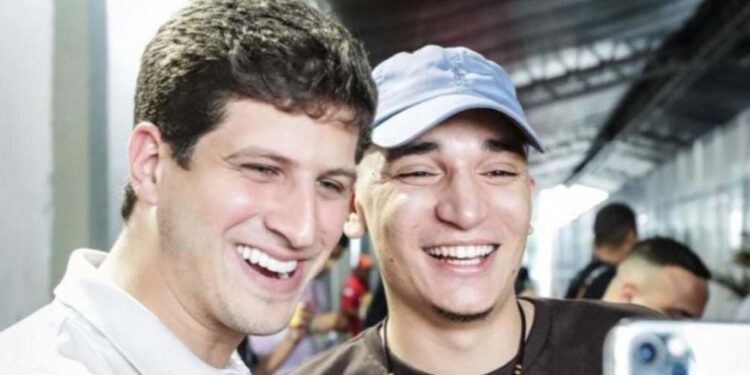 O prefeito João Campos (PSB) e o cantor João Gomes