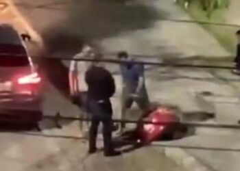 O entregador caído no chão após ser baleado