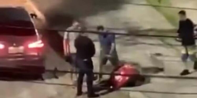 O entregador caído no chão após ser baleado