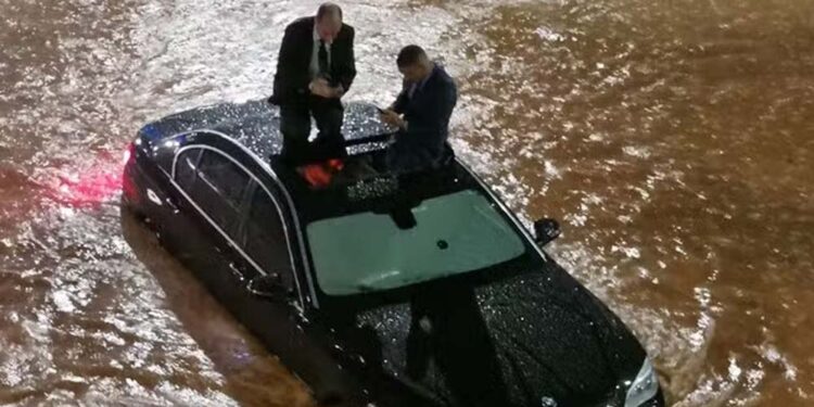 Cônsul ficou preso dentro do carro durante alagamento do Centro de SP — Foto: Arquivo pessoal