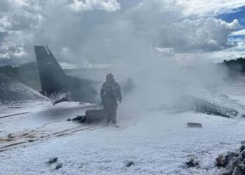 Avião Cessna da PF pegou fogo após cair em pista do aeroporto da Pampulha