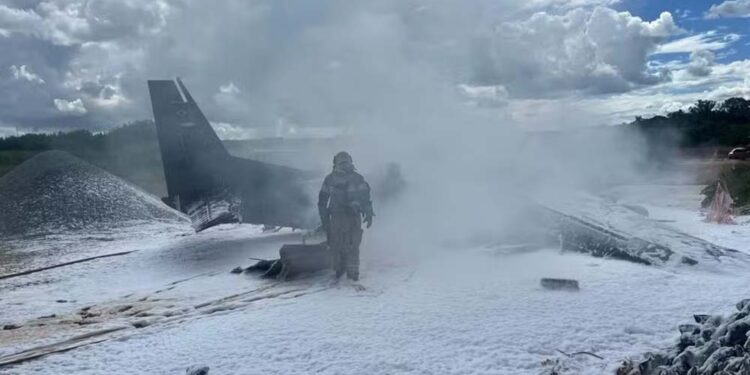 Avião Cessna da PF pegou fogo após cair em pista do aeroporto da Pampulha