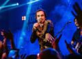 Johnny Hooker, é um cantor, compositor, ator e roteirista brasileiro