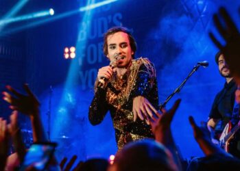 Johnny Hooker, é um cantor, compositor, ator e roteirista brasileiro