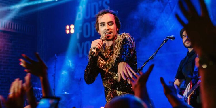 Johnny Hooker, é um cantor, compositor, ator e roteirista brasileiro