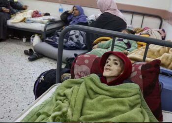 Yazan Kafarneh em sua cama de hospital em Rafah, sul de Gaza, um dia antes de morrer