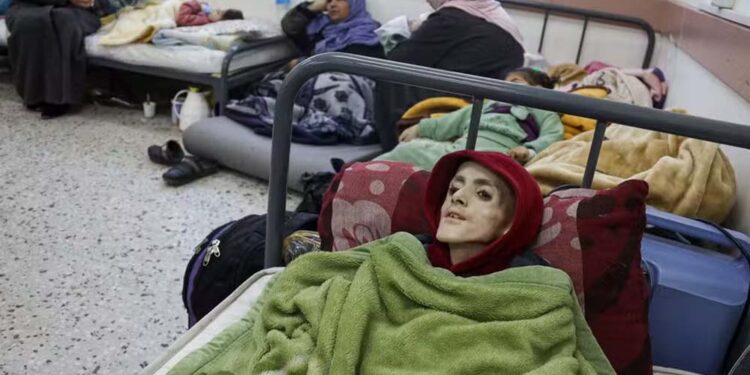 Yazan Kafarneh em sua cama de hospital em Rafah, sul de Gaza, um dia antes de morrer