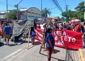 Manifestantes protestaram em frente ao edifício-sede da prefeitura do Recife, no Centro da cidade