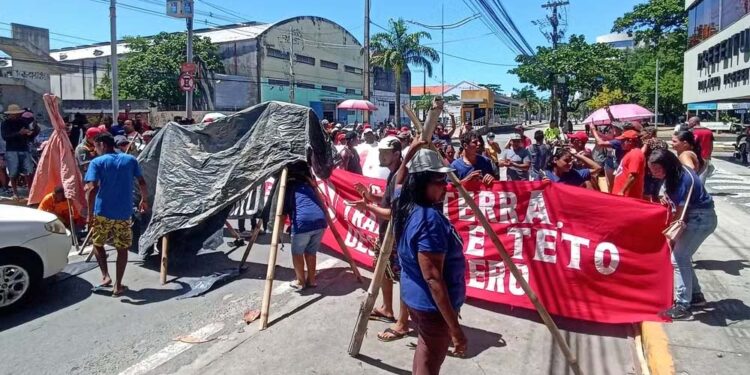 Manifestantes protestaram em frente ao edifício-sede da prefeitura do Recife, no Centro da cidade