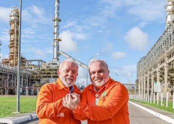 O presidente Lula e Jean Paul Prates, presidente da Petrobras, na Refinaria Abreu e Lima