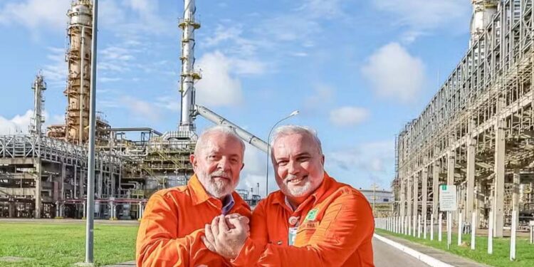 O presidente Lula e Jean Paul Prates, presidente da Petrobras, na Refinaria Abreu e Lima